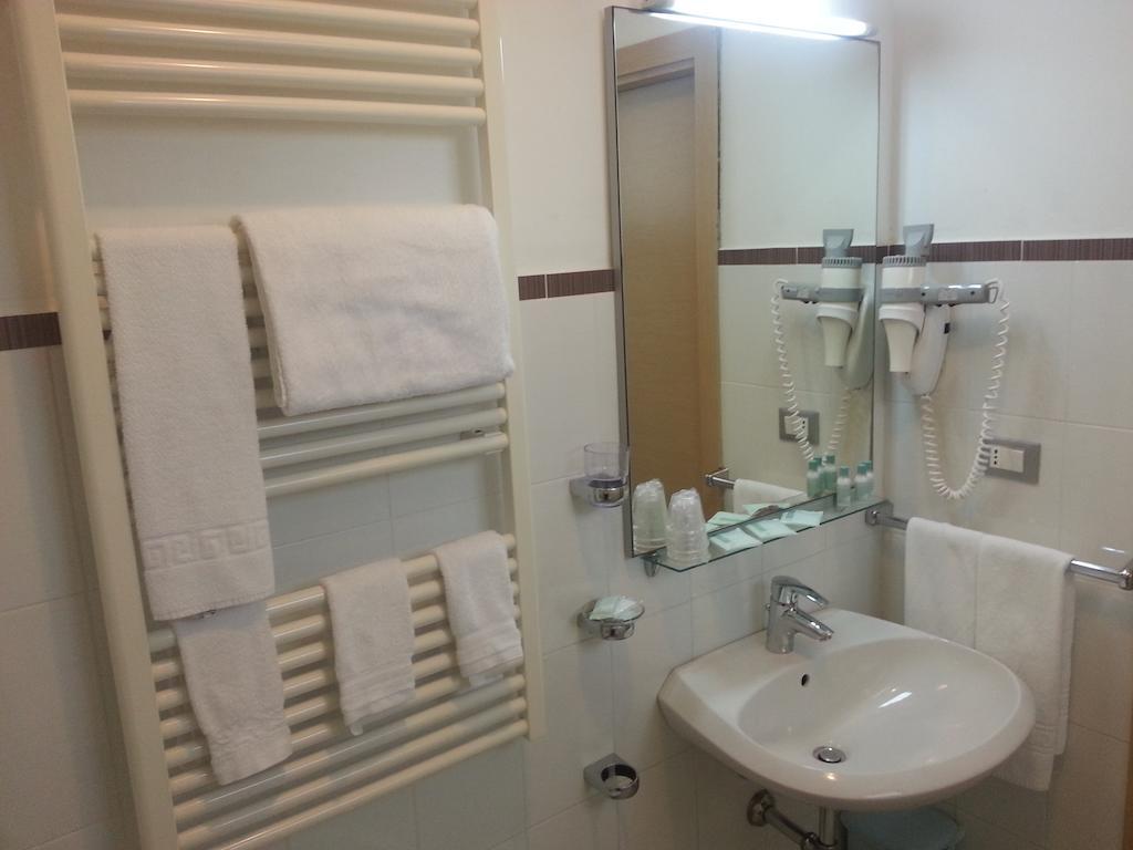 Hotel Duca Degli Abruzzi Montesilvano Marina Екстериор снимка